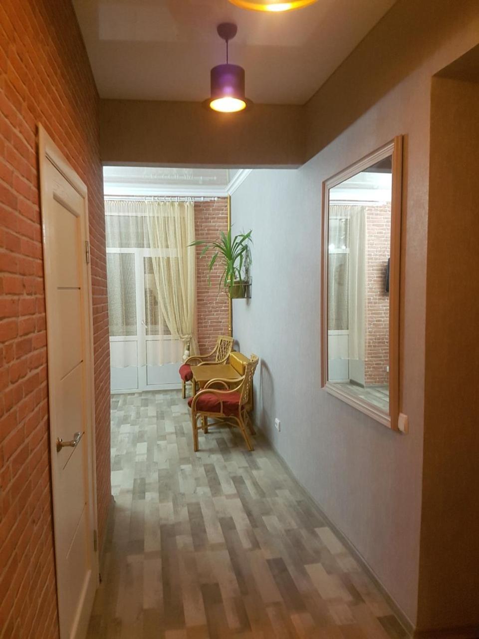 New York Street Apartment *